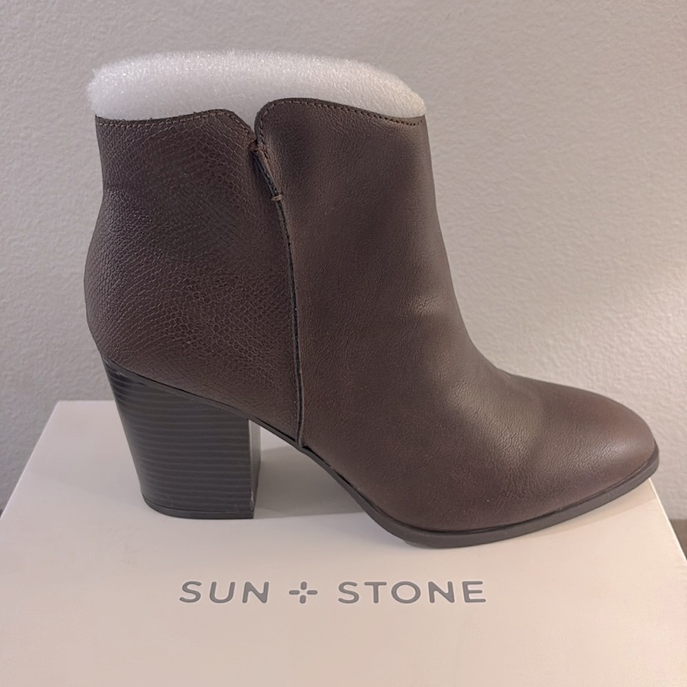 NIB [Sun + Stone] Graceyy Dark Brown Smooth Faux Leather Block Heel Booties - Picture 7 of 16